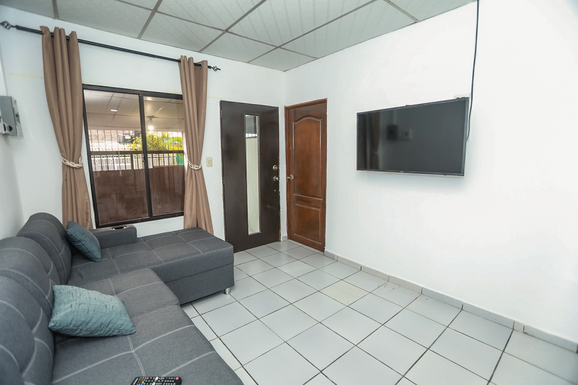 Sala de estar moderna con Smart TV