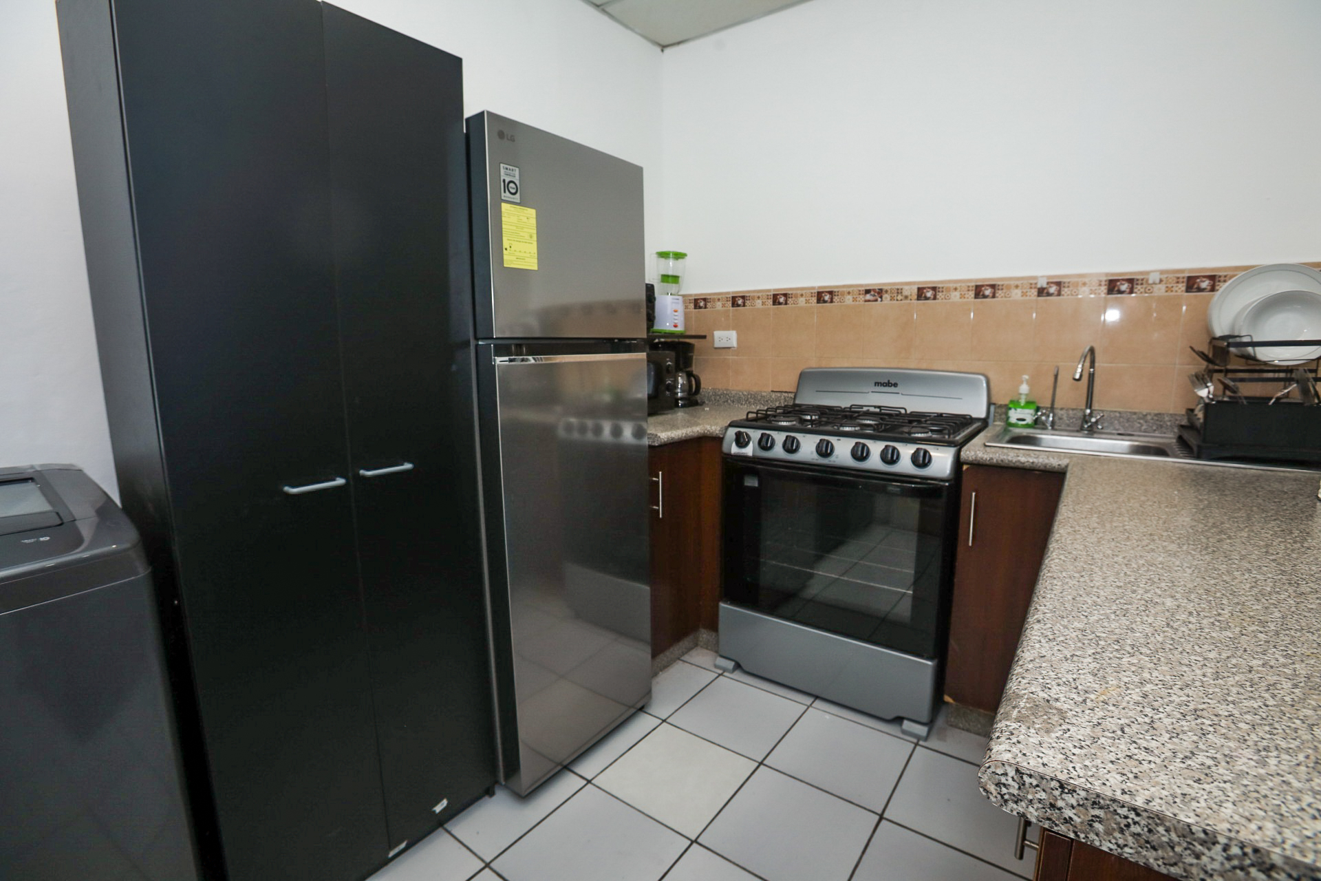 Cocina moderna completamente equipada